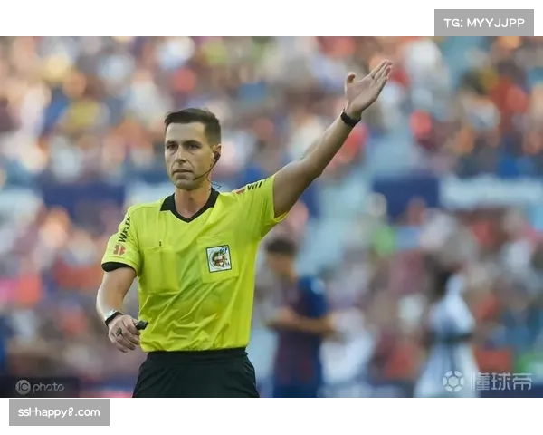 通讯：跟随裁判组的一天，揭秘西甲比赛日的执法准备工作。